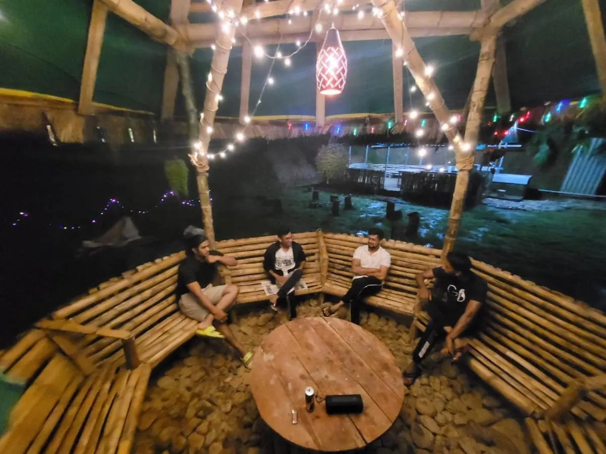 무나르 The Midnight Campers B&B